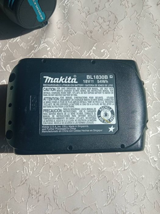 Makita XDT20(DTD173)та Makita BL1830B.