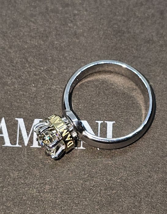 Каблучка Damiani з натуральним діамантом