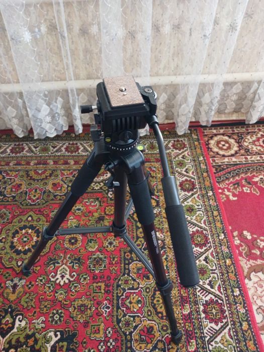 Продаю штатив bresser TR-688V (F002036)