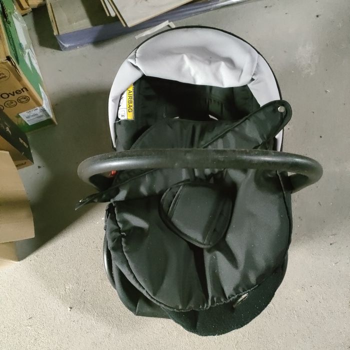 Fotelik samochodowy dla noworodka