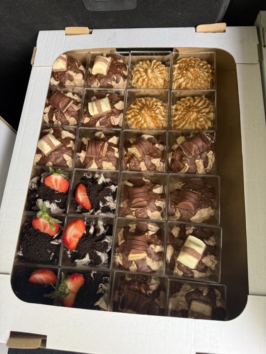 Ciasta serniki deserki słodkości słodki stół na impreze mini deserki babeczki cake pops