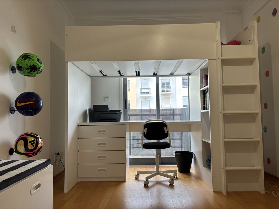 Cana Beliche com secetaria e estante Ikea