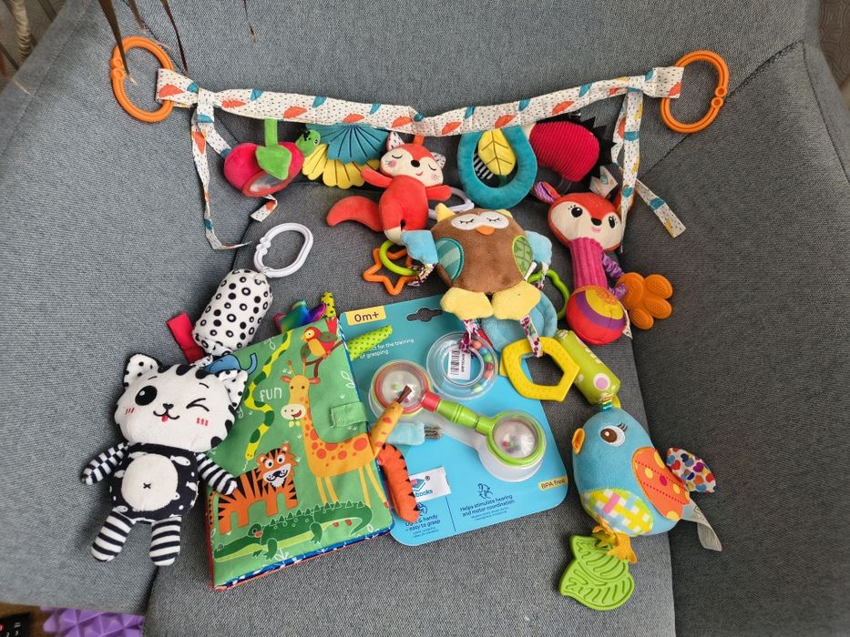 Брязкальця, підвіски, шуршащі іграшки для немовлят.
