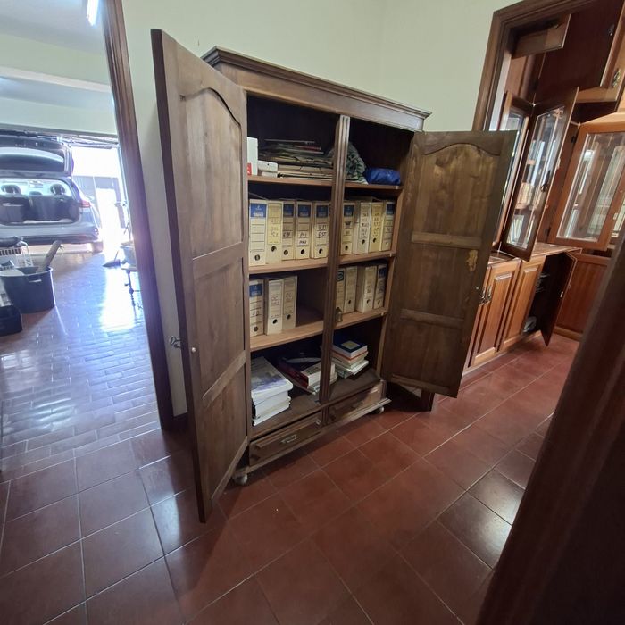 Armário com prateleiras - oferta