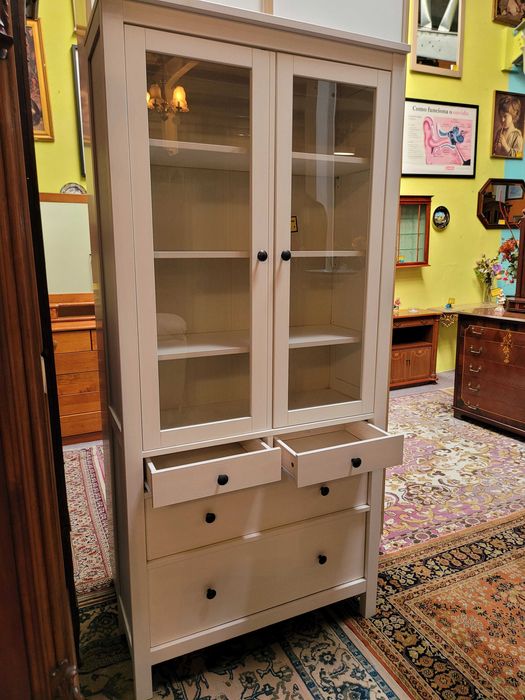 Móvel branco com portas de vidro e quatro gavetas - Muito bom