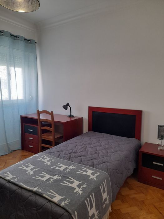 Arrenda-se quarto em Lisboa  para estudante, perto do Instituto  Superior Tecnico e do Metro, junto á rotunda das Olaias