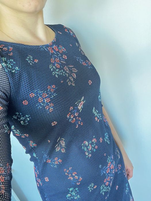 Sukienka w kwiaty z siateczką Reserved