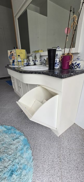 Movel WC branco exposição
