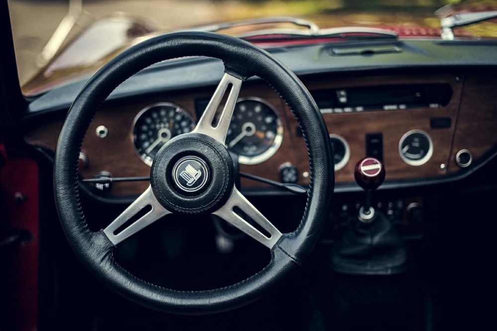 Wynajem samochodu na ślub - czerwony kabriolet cabrio Triumph Spitfire