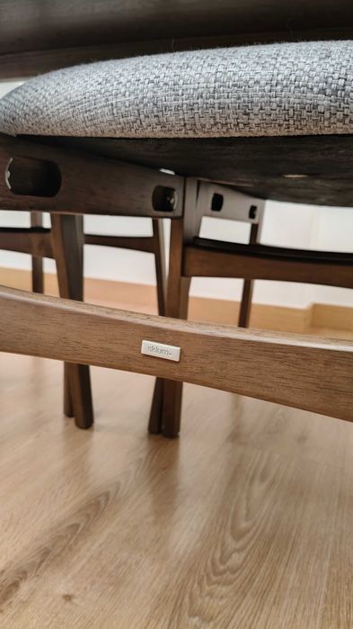 Mesa e cadeiras de sala