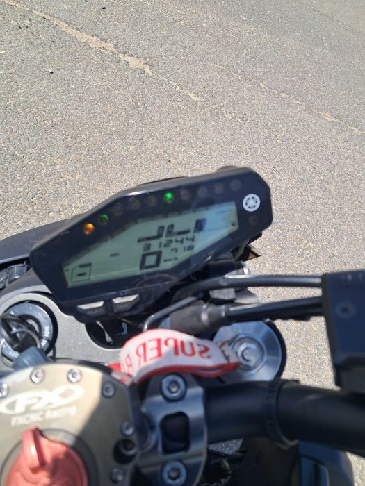 Yamaha MT-09 Preta/Dourada