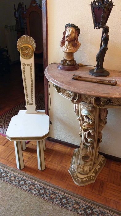 Credência em talha vintage com espelho e cadeira