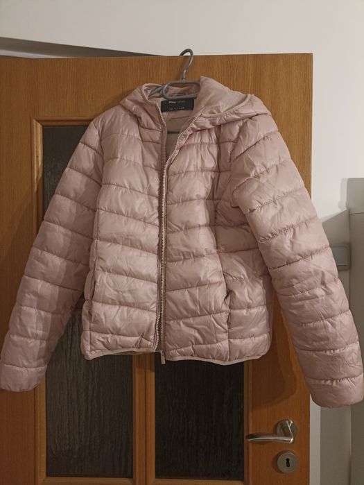 Cienka, puchowa kurtka na jesienne dni.