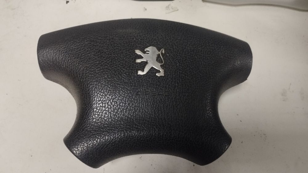 Airbag do volante do Peugeot 306 break.