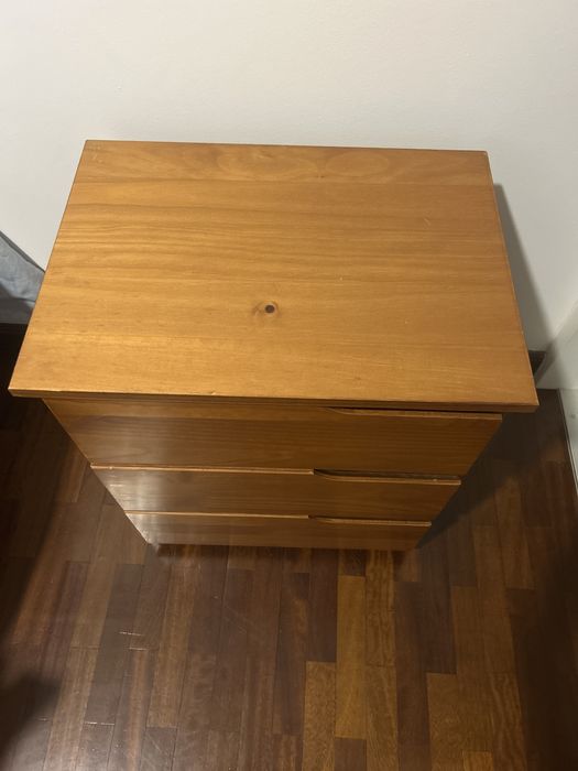 Mesas de cabeceira de Madeira com 3 Gavetas — Usada