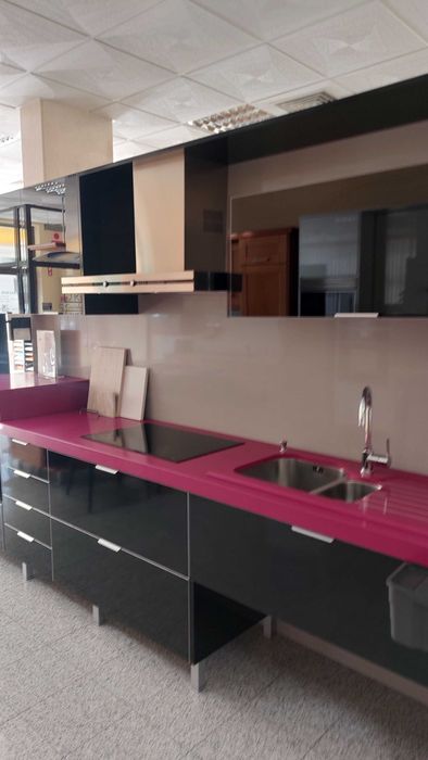 Cozinha em Termolaminado Preto, com Bancadas e Eletrodomésticos nova.