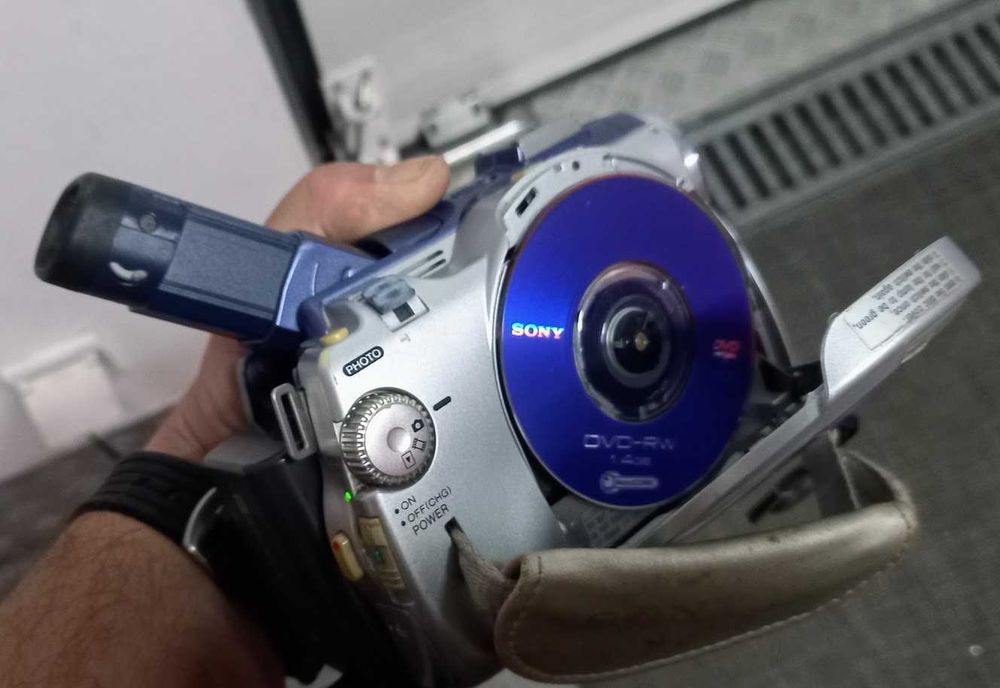 Câmara Sony Handycam DVD (Carl Zeiss) + Carregador — Liga/Para Peças