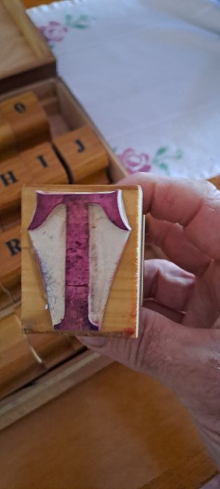 Jogo de madeira crua letras números e carimbos