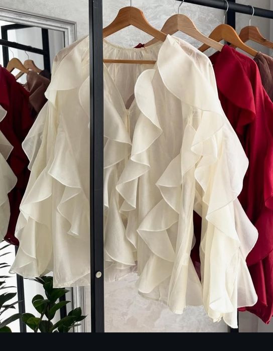 Блуза в молочному кольорі ,Італія