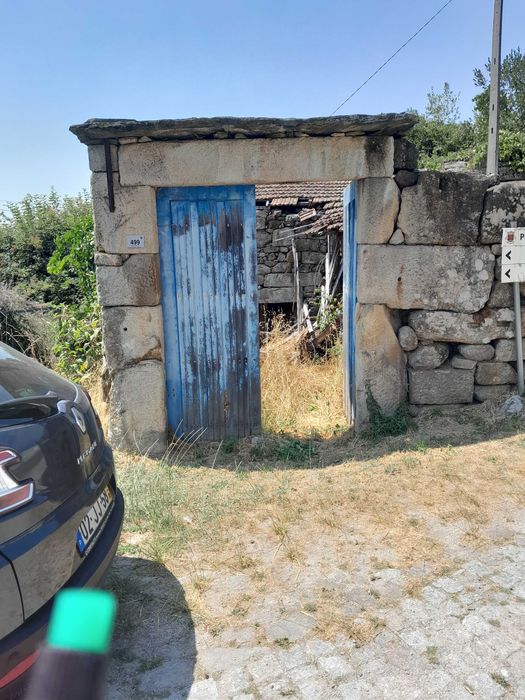 Moradia rústica em ruinas com logradouro e espigueiro