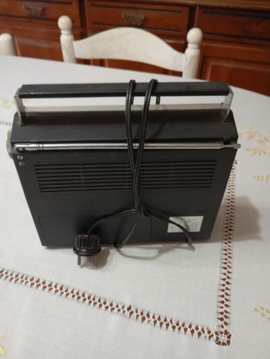 Vendo este rádio antigo muito bonito bom estado a trabalhar muito bem