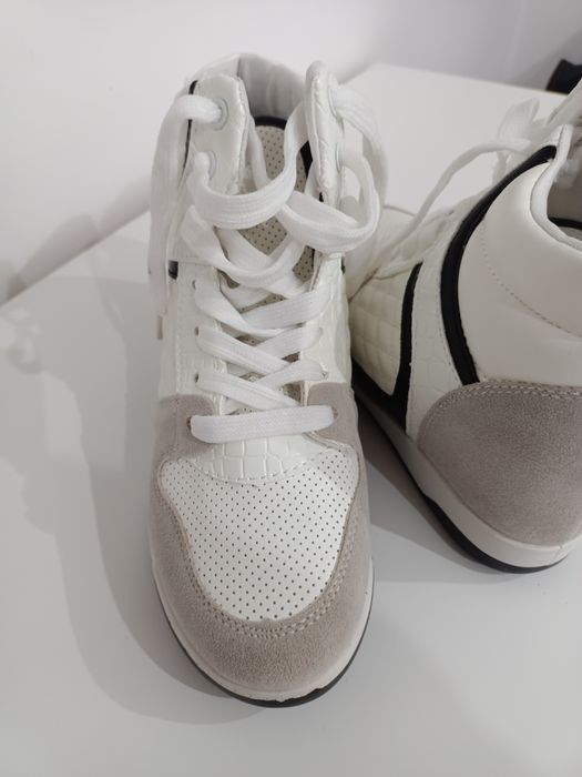 Nowe Trampki sneakersy na średnim koturnie Białe r 40.
