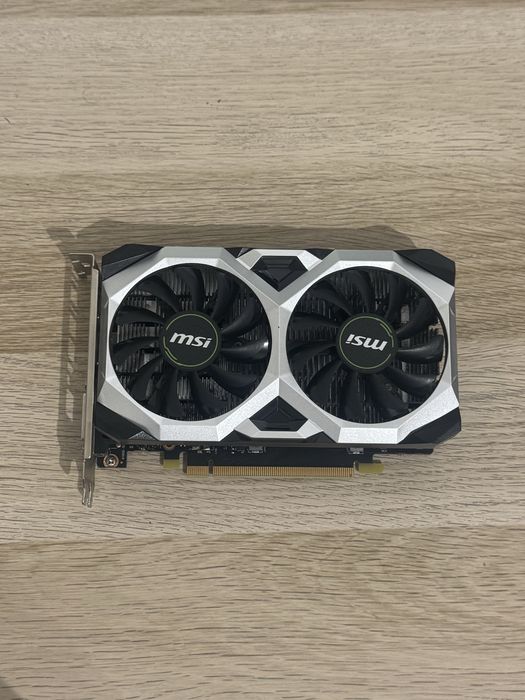 Placa gráfica GTX 1650 e teclado