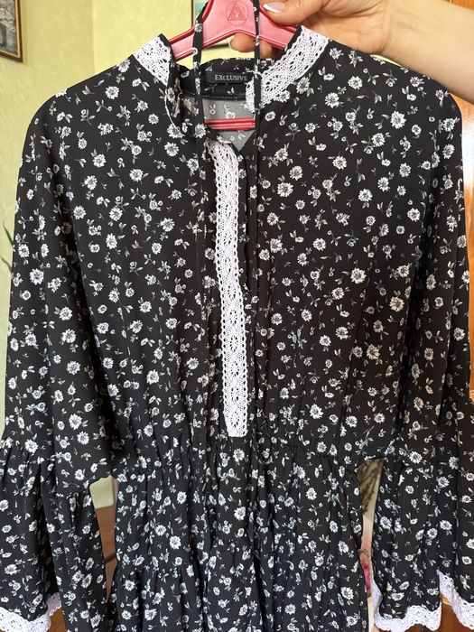 Чорна сукня в квітковий принт з мереживом