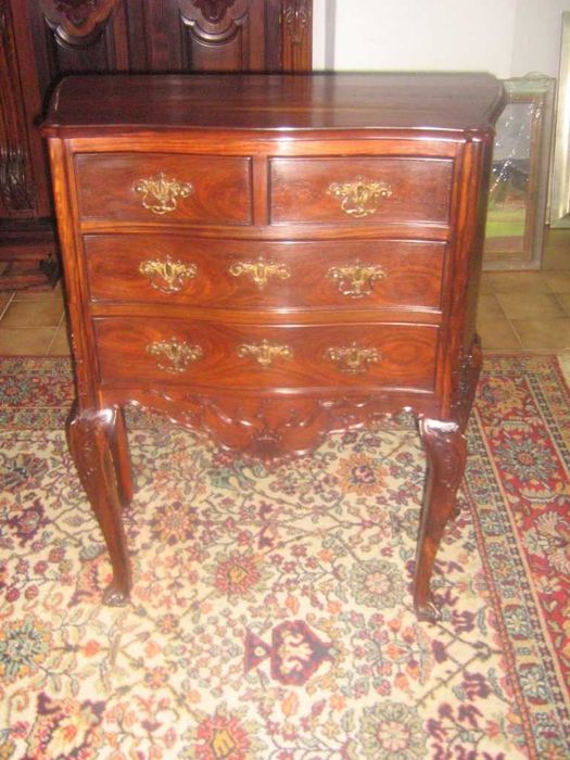 Cómoda em Pau Santo estilo Dom José