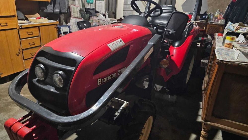 Trator Branson 2100 (587 horas)