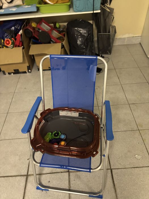 beyblade arena inclui 3 beyblades e 2 lançadores