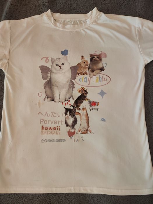 Біла футболка з котами та кроликом