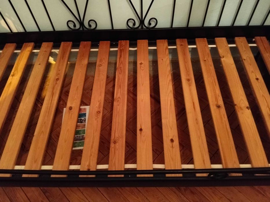 Cama de ferro preta IKEA