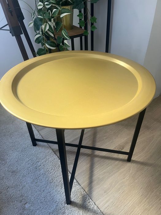 Mesa de apoio dourada