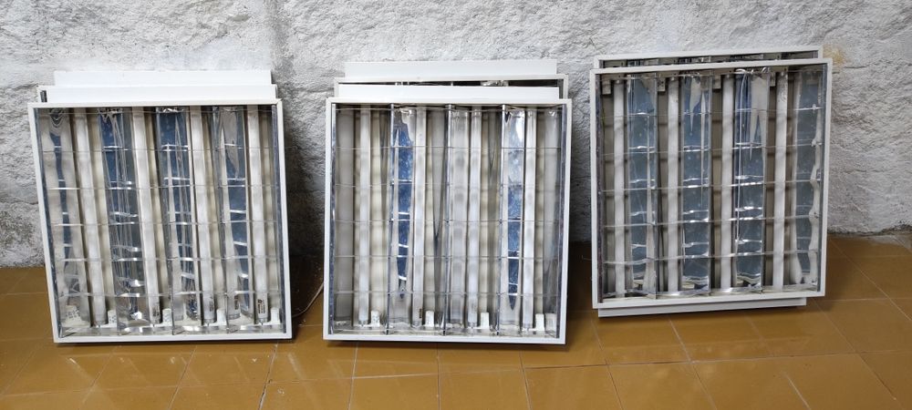 Armação iluminação fluorescente com as lâmpadas