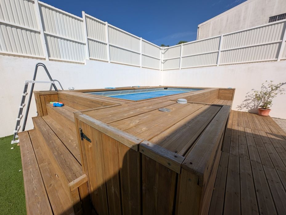 Vendo piscina+acessórios, retângulo de relva artificial e estrutura de ferro e madeira que envolve a piscina
