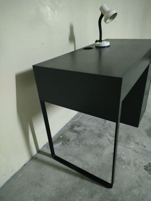 Secretária com oferta candeeiro