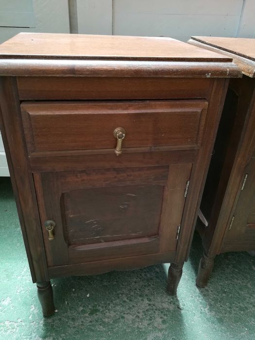 2 mesas de cabeceira em ótimo estado