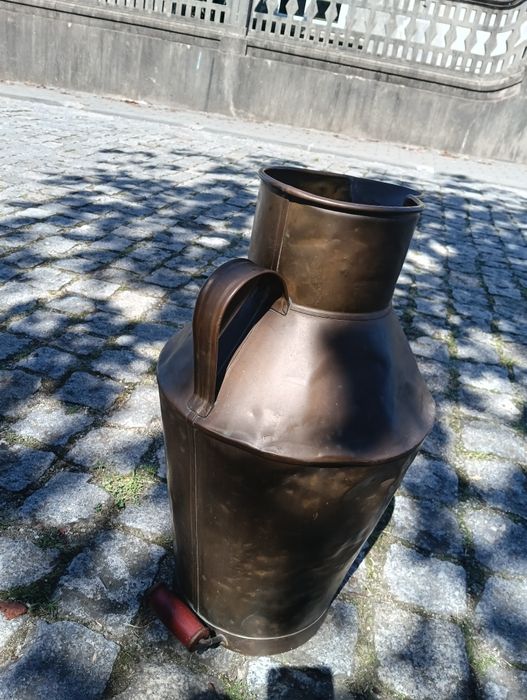 Recepiente antigo em latão