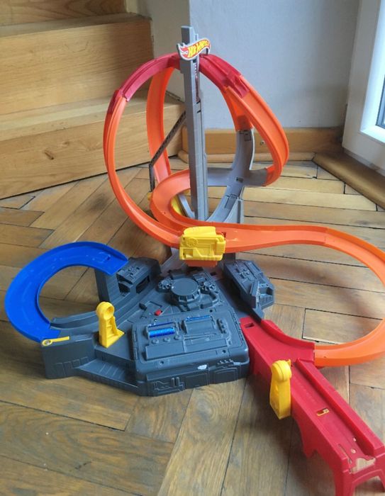 Duże Tory Hot Wheels wraz z autkami.
