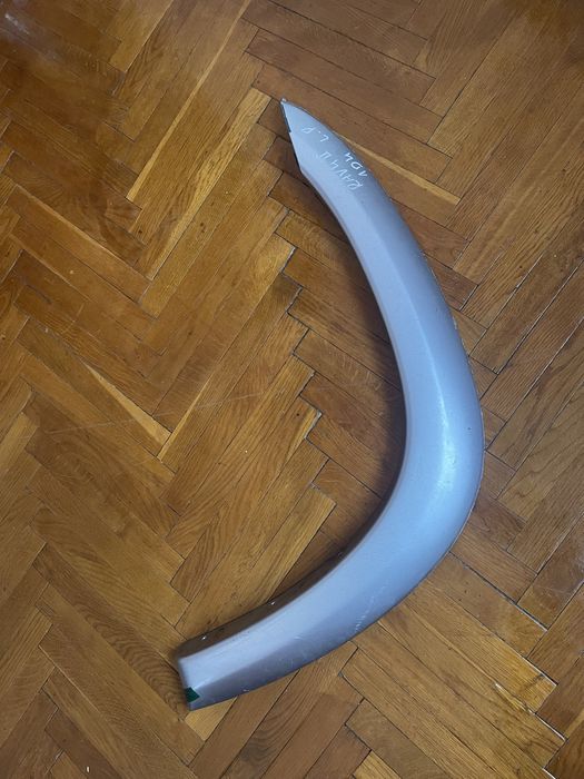 Накладка на переднє ліве крило Toyota RAV4 2002 рік.