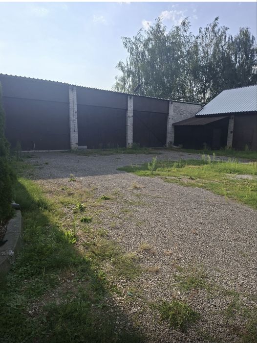 Dom wraz z zabudowaniami i ogrodem