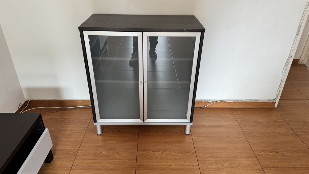 Móvel com prateleiras e portas vidro