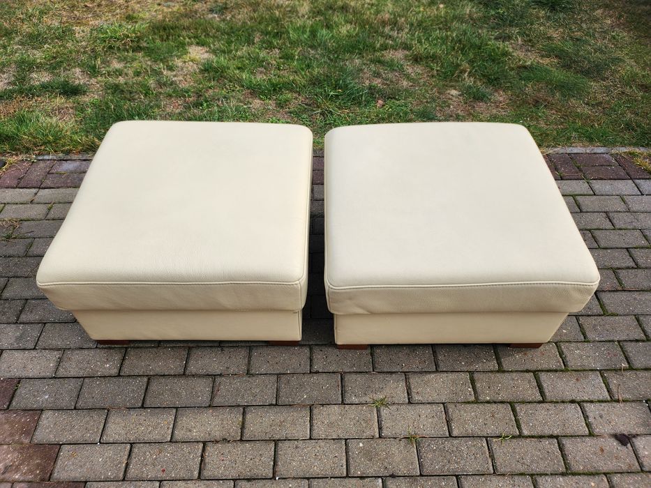 Dwie duże pufy ze skóry naturalnej.