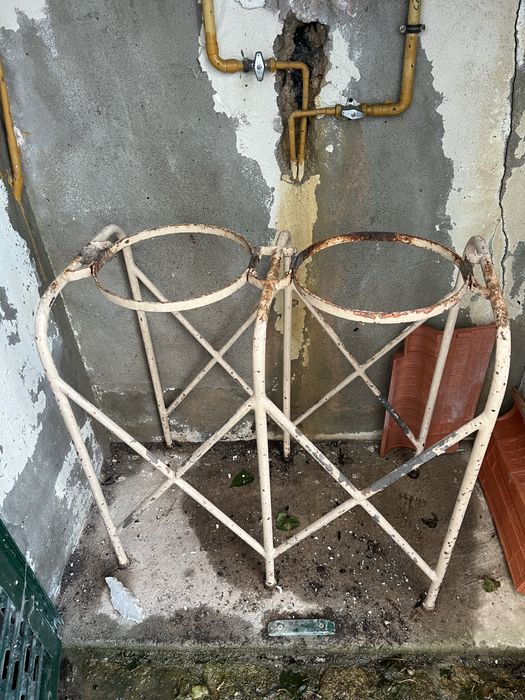 Mesas de ferro e suporte de cântaros