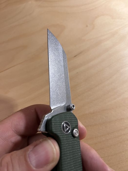 Nóż składany QSP Knife Penguin QS130BL-C1 Button Lock Stonewashed 14C28N Green Micarta
