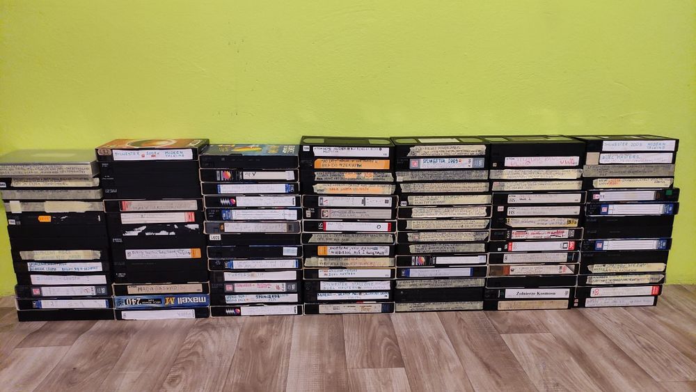 Zestaw 96 kaset wideo VHS -podpisane  nagrania z TV,  teledyski, koncerty itp.