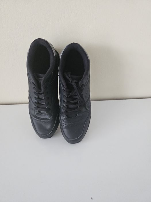 Buty młodzieżowe sportowe 40