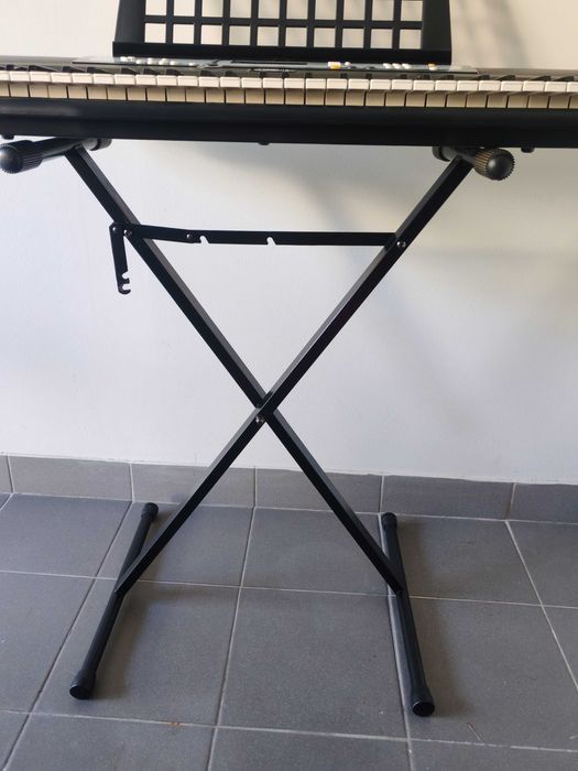 Piano/Órgão Yamaha PSR-E213 com Suporte