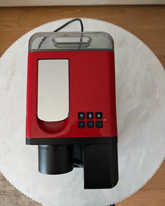 Ekspres kapsułkowy CZERWONY Tchibo Cafissimo MILK